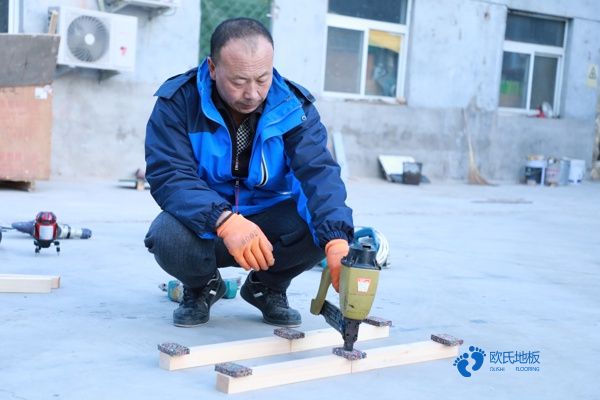 學校籃球場館木地板施工隊3